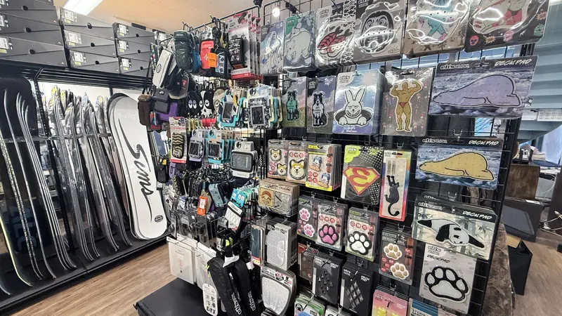 グリップやデッキパッドなどアクセサリーの展示