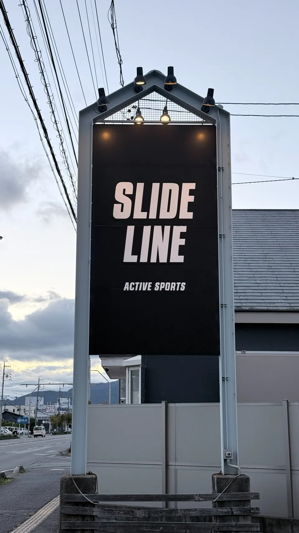 道路沿いのSLIDELINEの大きな看板