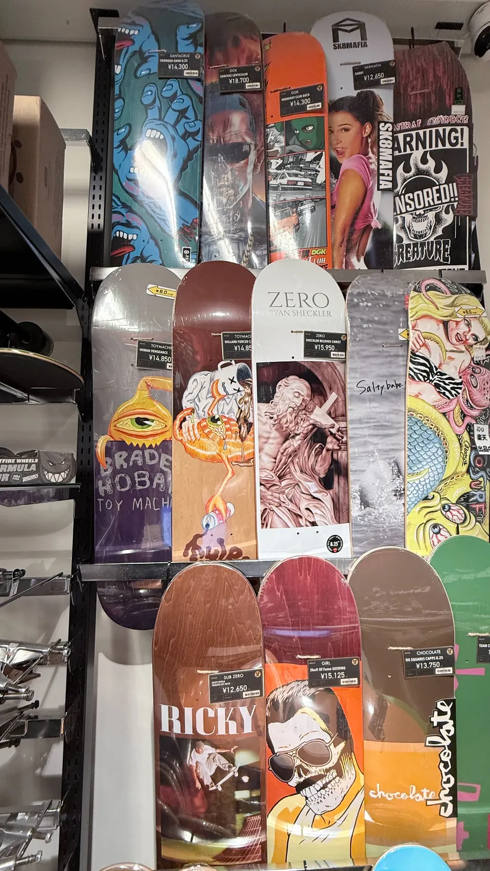 SLIDELINEで販売するスケートボードデッキの展示