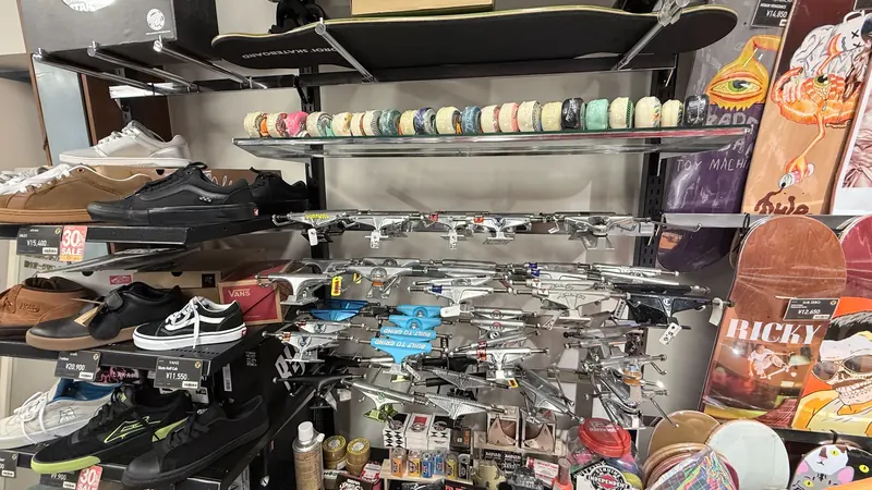 店内のスケートボードパーツ